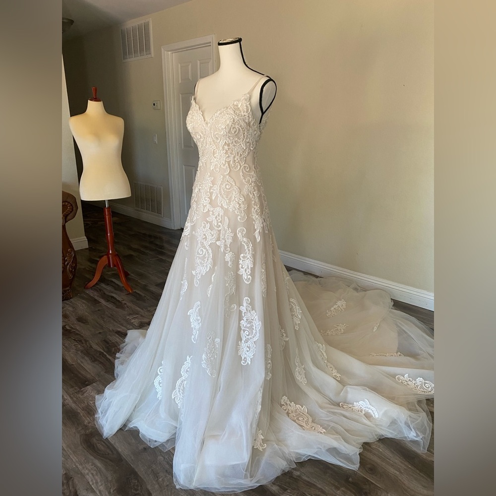 Maggie Sottero wedding dress. Size 08